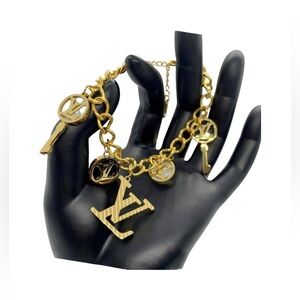 Luxurious Bracelet With Charms in Gold-tone